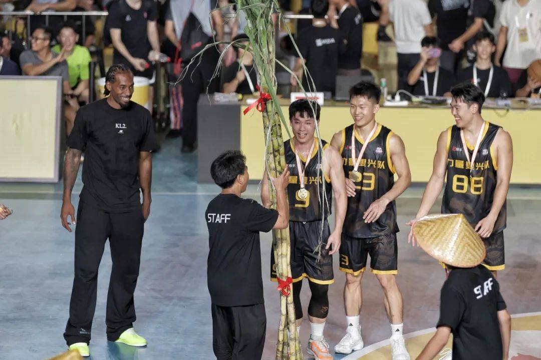 包含国王鏖战步行者，伦纳德三分雨点燃全场的词条