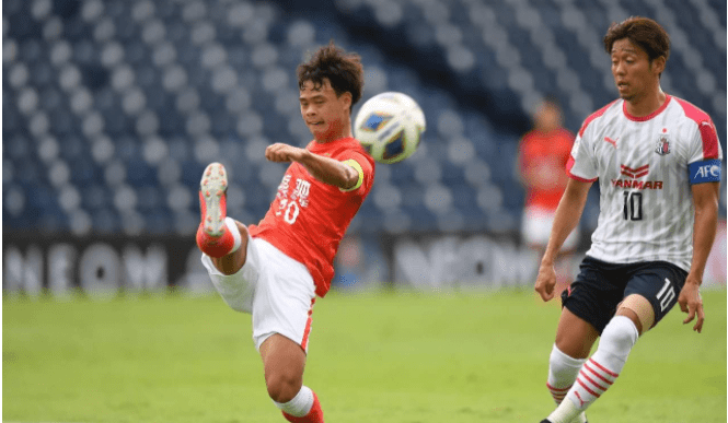 中国米兰体育-实时：球场上战火升腾，强队对攻紧逼争胜