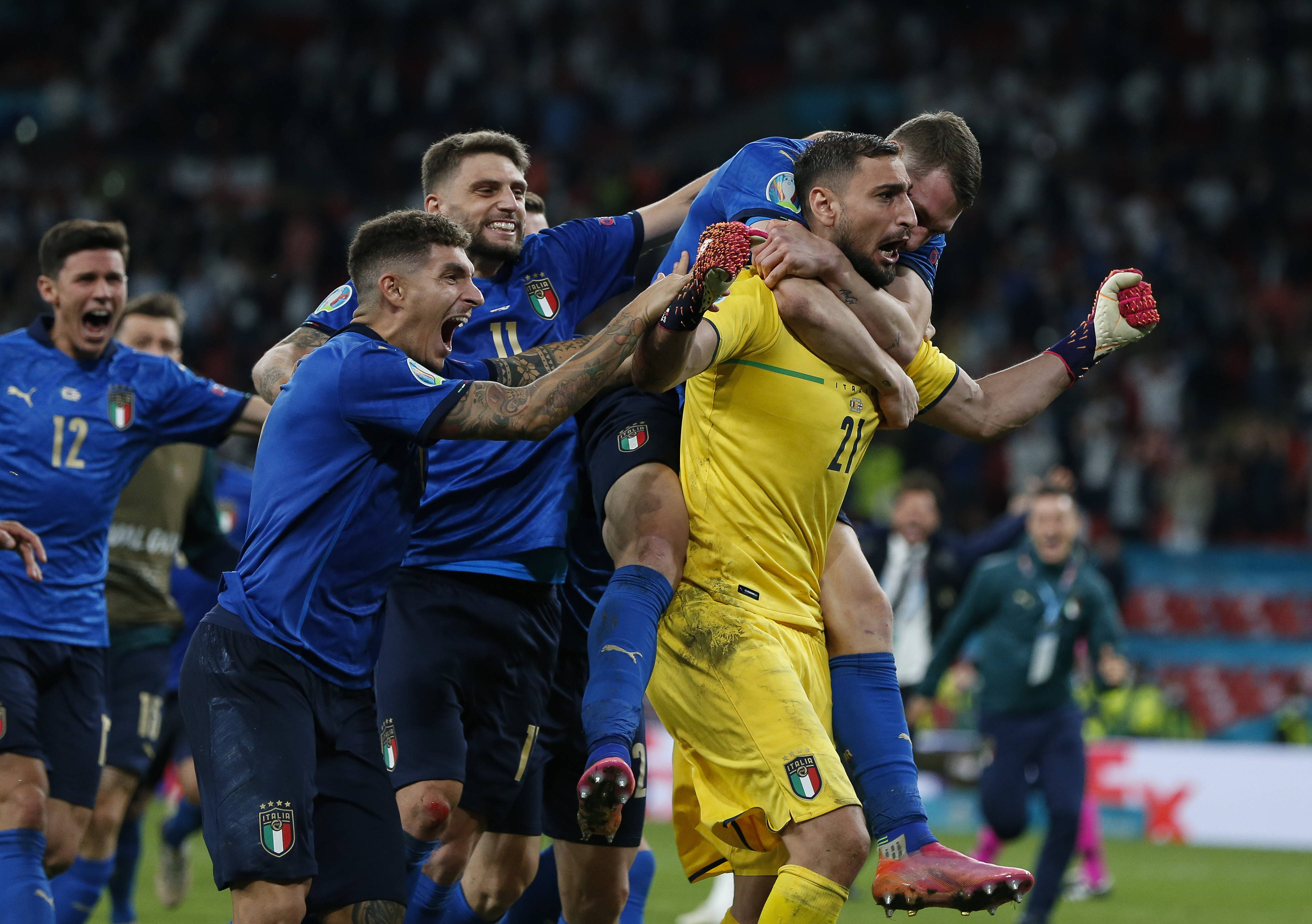 关于西班牙队表现抢眼，成功晋级欧预赛半决赛!的信息