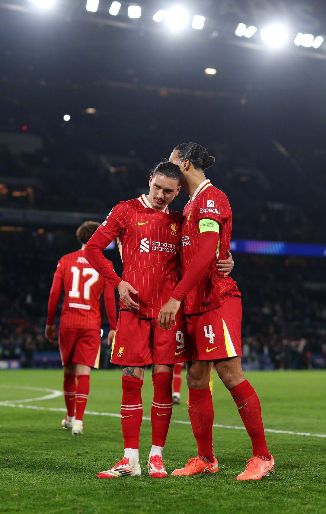 球员奋勇拼杀，誓死守护球门