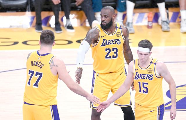 米兰体育-湖人碾压76人，布克统治全场的简单介绍