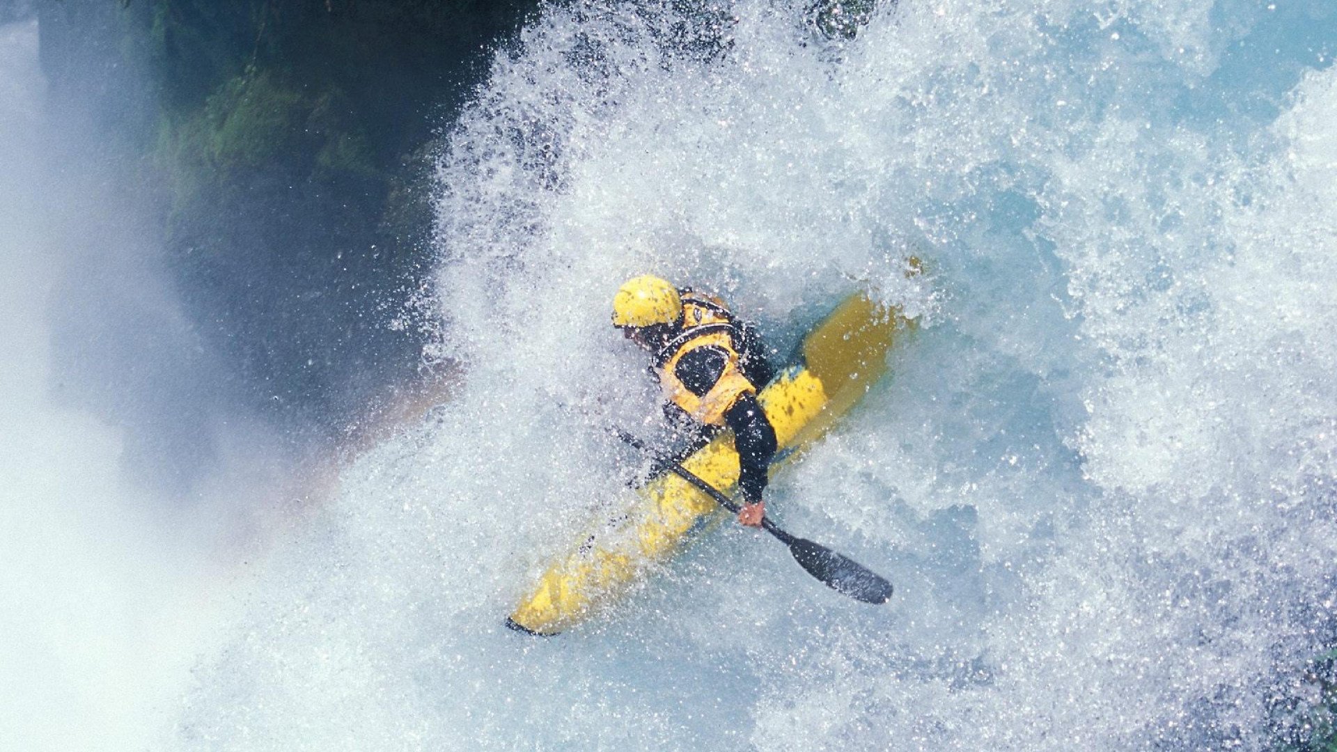 米兰体育官网-赛道上的双重奏，威廉姆斯轻取红牛二队，汉密尔顿状态火热预示赛季新变局